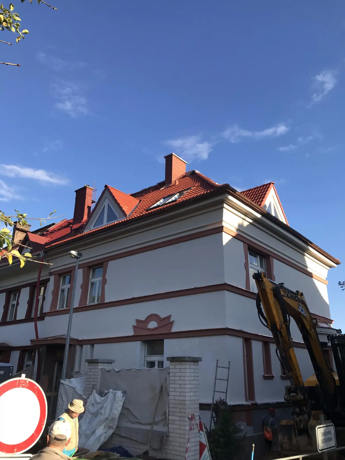 Opravená fasáda a střecha domu v Praze 6